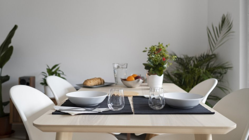 Накрытый обеденный стол