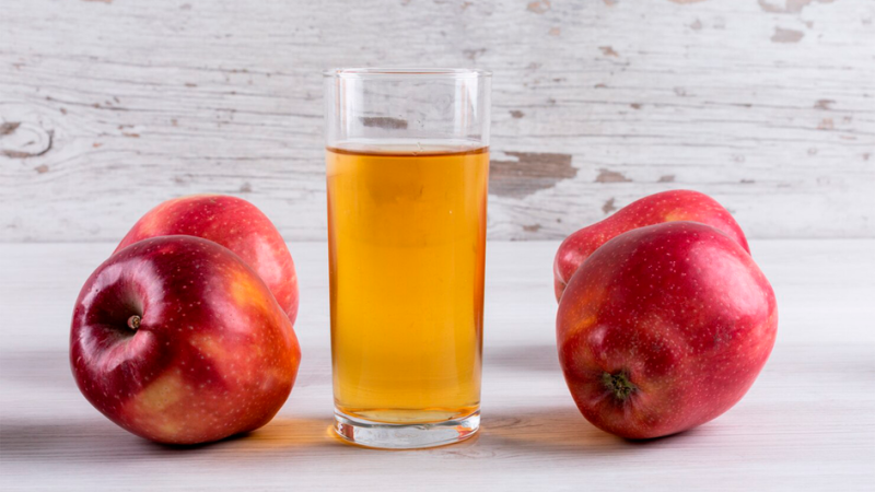 Свежевыжатый яблочный сок с помощью пресса