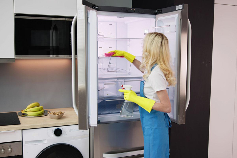 5 способов быстро убрать запах из холодильника