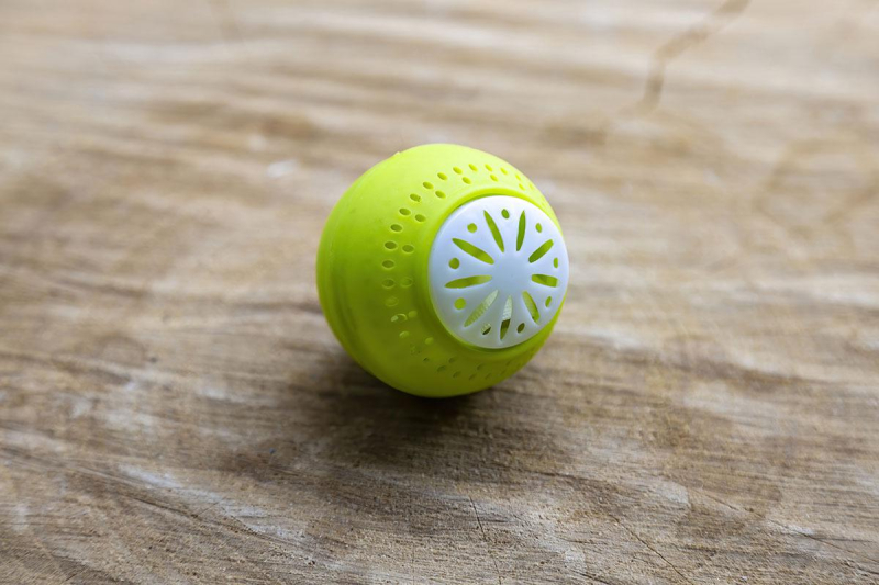 5 способов быстро убрать запах из холодильника