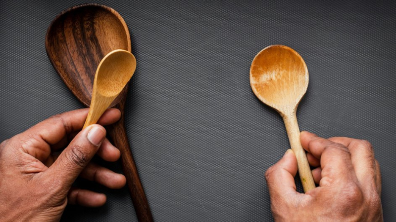 Мужчина держит в руках деревянные ложки, которые могут быть опасны