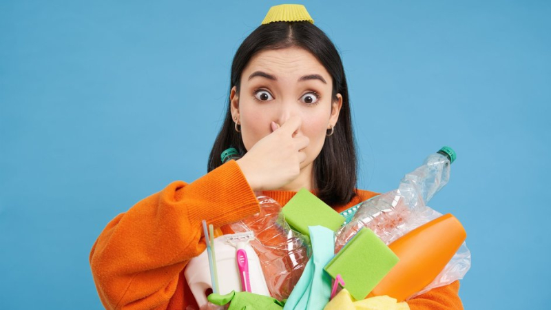 Девушка в ужасе держит опасные вещи на кухне