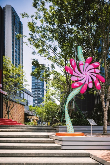 Алекс Проба установила красочную инсталляцию в Шэньчжэне