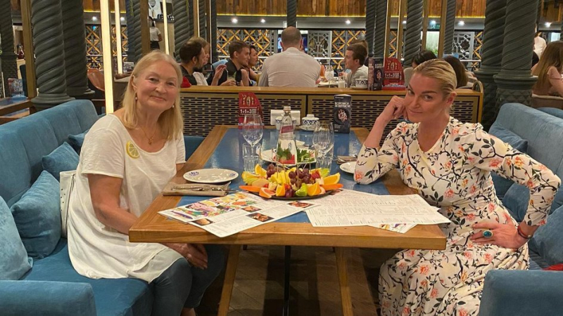 Анастасия Волочкова с матерью