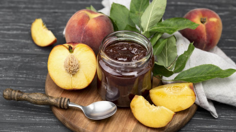 Ароматное персиковое варенье с острым чесноком