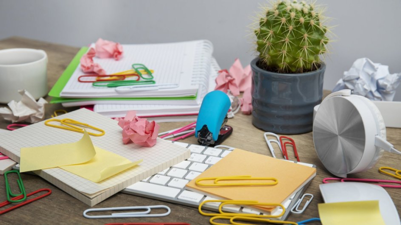 Школьные принадлежности в беспорядке