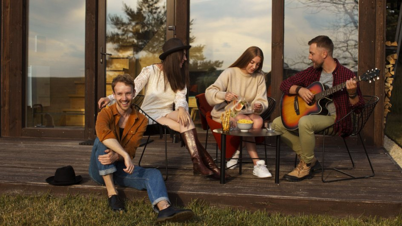 Молодежь отдыхает на переделанной старой даче