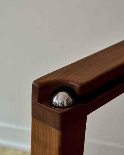 Дизайнер придумала стул для снятия стресса