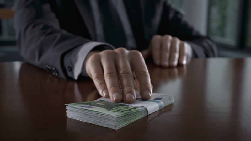 Экс-начальника филиала военной строительной компании обвинили во взятках