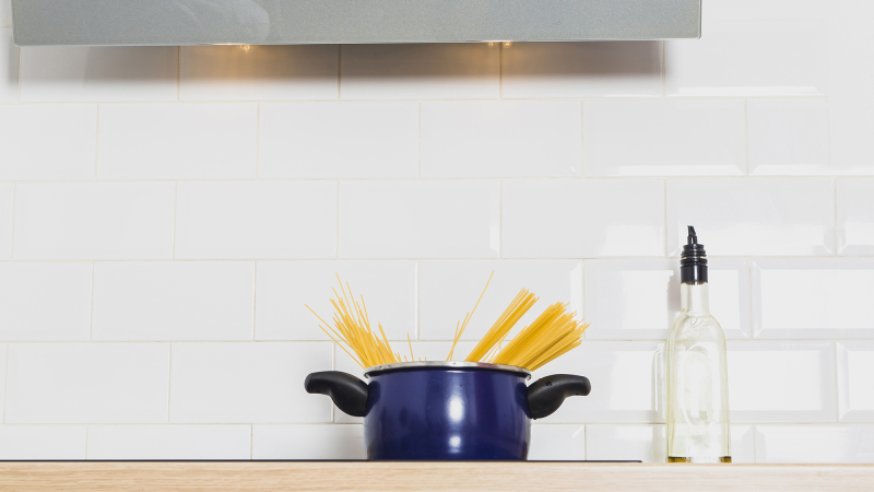 Фартук на кухне: плюсы и минусы самых популярных материалов