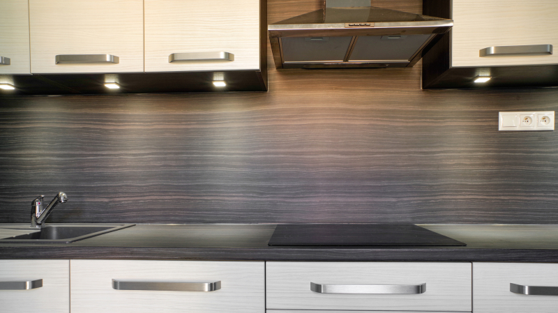 Фартук на кухне: плюсы и минусы самых популярных материалов