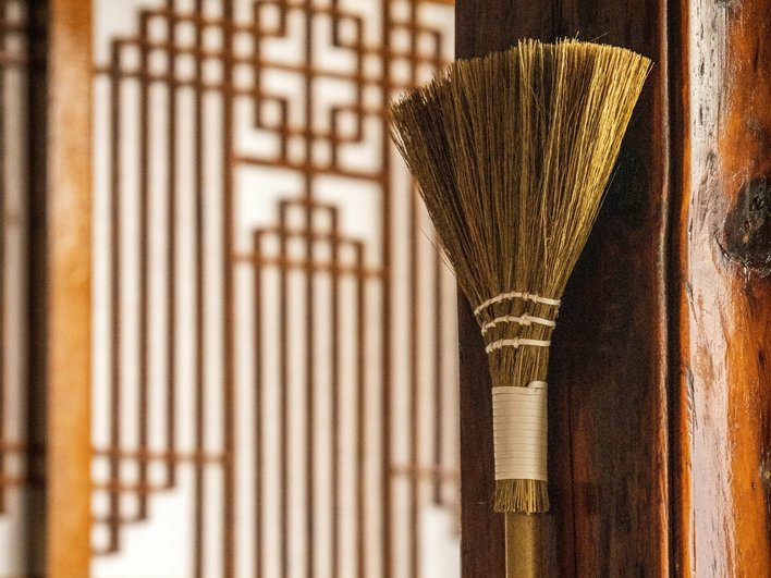 Декоративная метла