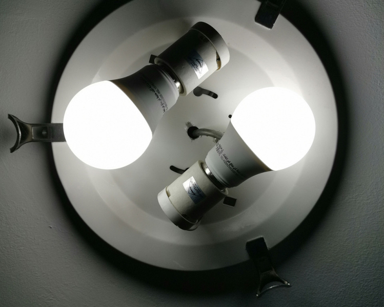 Как поменять лампочку в точечном светильнике: инструкции для разных цоколей
