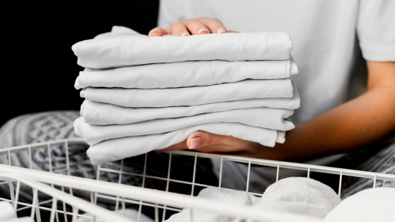 Стопка белья после использования отбеливателя без хлора
