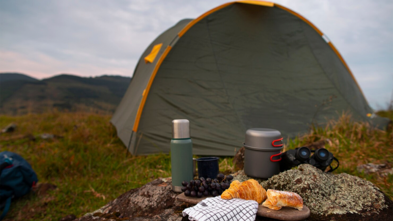 Палатка на природе с термосом для супа 