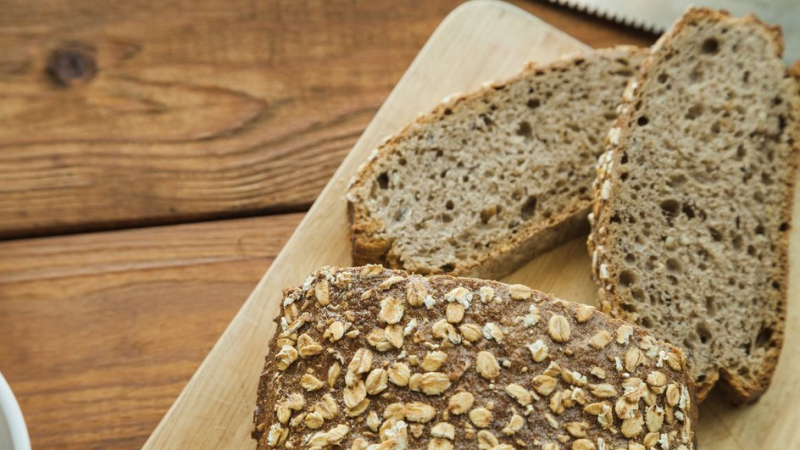 Хранение хлеба на доске в доме