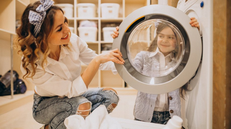 Мать и дочь занимаются стиркой согласно рекомендациям гороскопа домашних дел