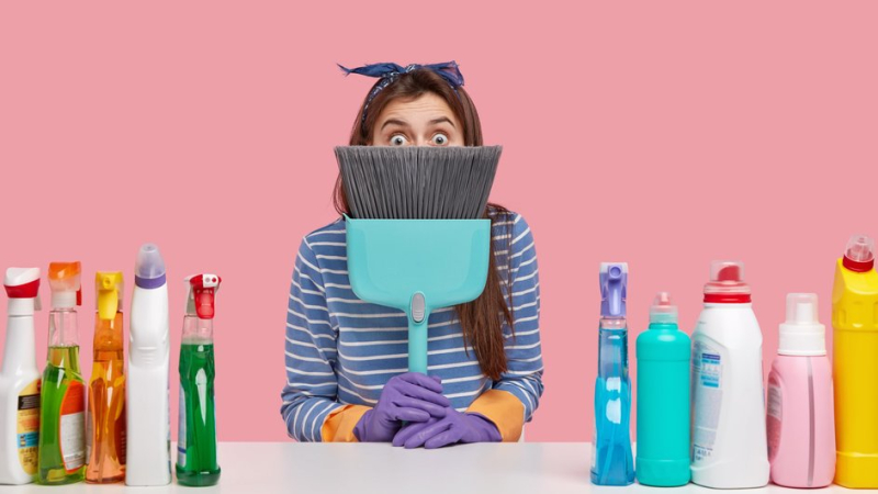 Девушка собирается убирать, ориентируясь на церковный и лунный календари