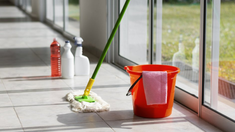 Мытье пола согласно рекомендациям гороскопа домашних дел