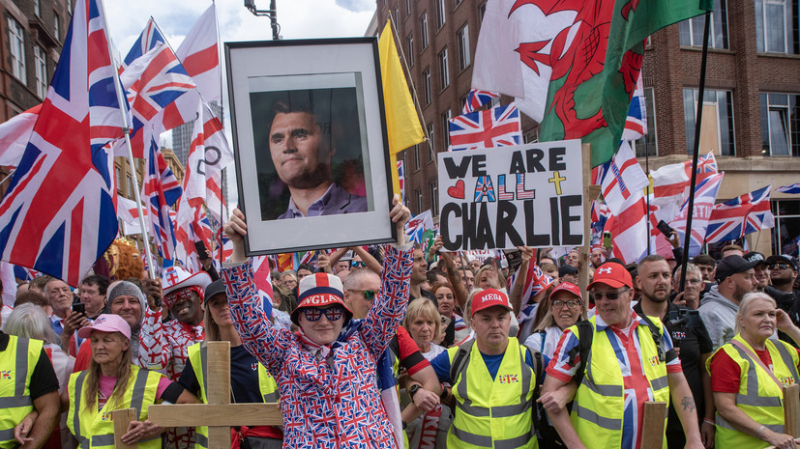 На фоне убийства Чарли Кирка: что стоит за масштабными протестами в Лондоне