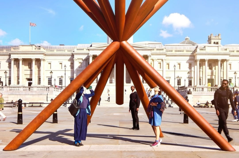 На Трафальгарской площади появилась интерактивная инсталляция Пола Кокседжа