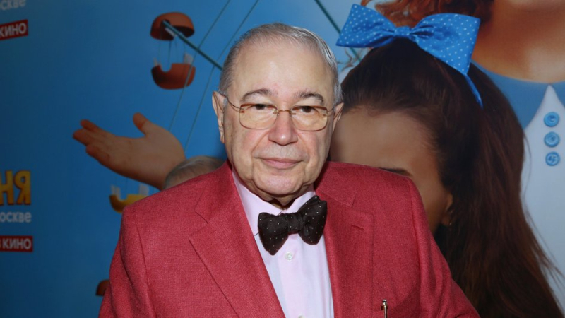 Евгений Петросян, чье жилище в Санкт-Петербурге обставлено редким фарфором и мебелью