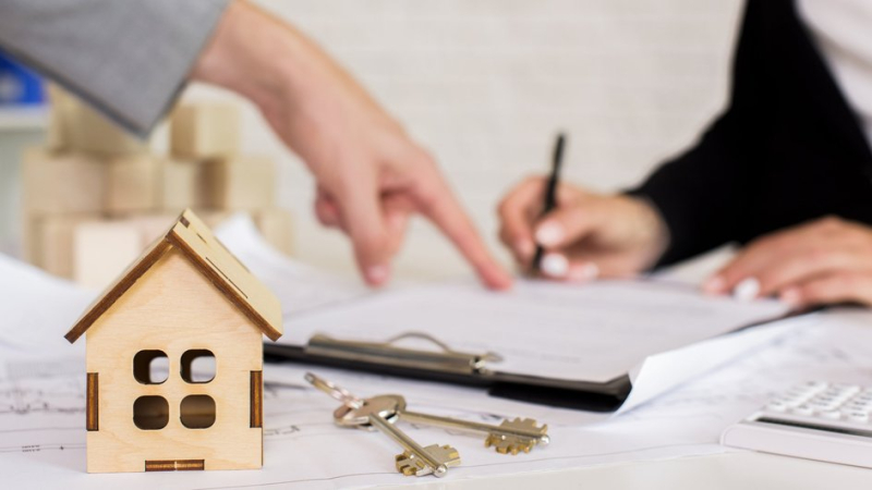 Собственница квартиры изучает новые правила в Жилищном кодексе