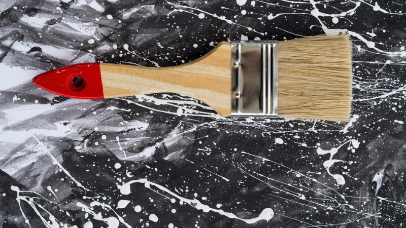 Малярная кисть лежит на столе