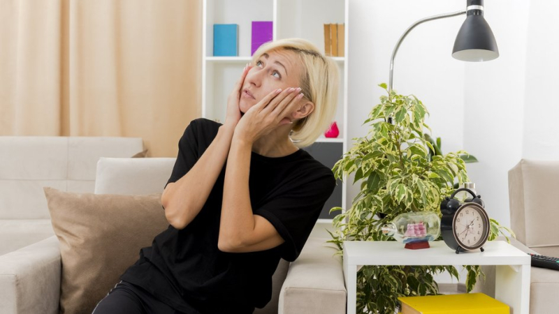 Женщину беспокоят шумные соседи