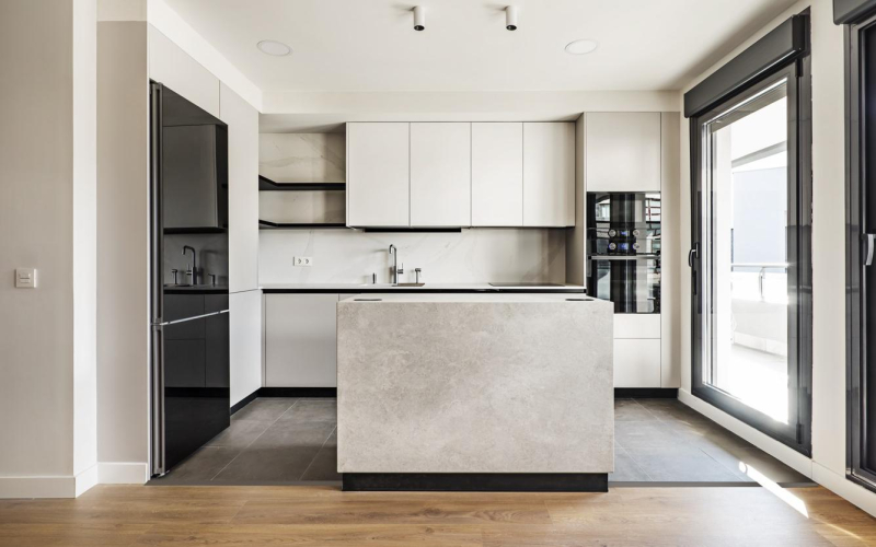 Стык ламината и плитки: материалы, советы экспертов и примеры в