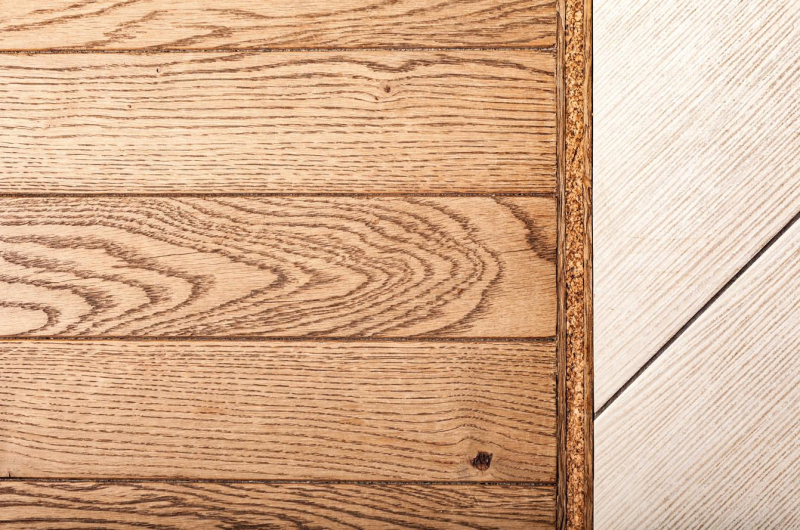 Стык ламината и плитки: материалы, советы экспертов и примеры в