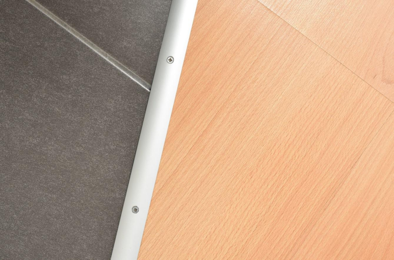 Стык ламината и плитки: материалы, советы экспертов и примеры в