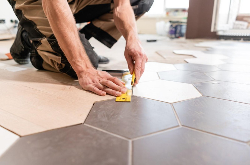 Стык ламината и плитки: материалы, советы экспертов и примеры в