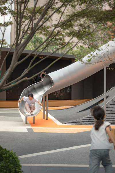 Традиционное детское пространство под фонарём Кунмин, Китай