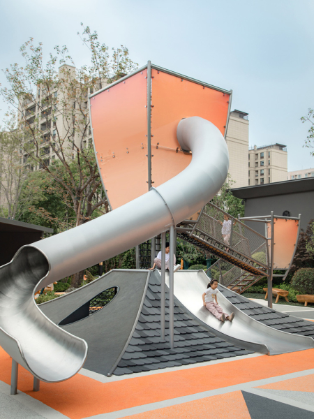 Традиционное детское пространство под фонарём Кунмин, Китай