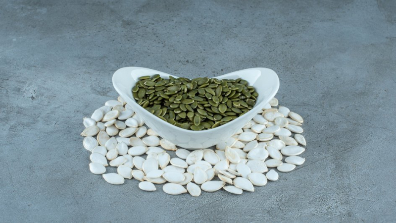 Тыквенные семечки в миске, которые используют как натуральное удобрение