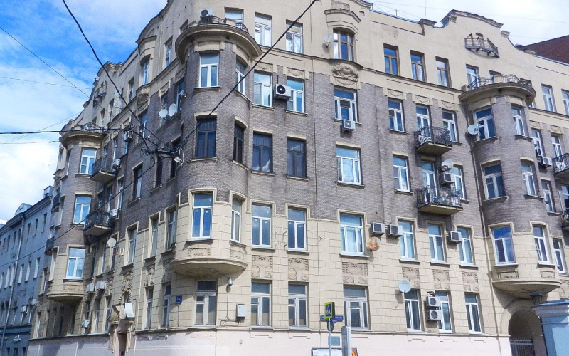 В центре Москвы в столетнем доме с гусямбой выставили на аукцион