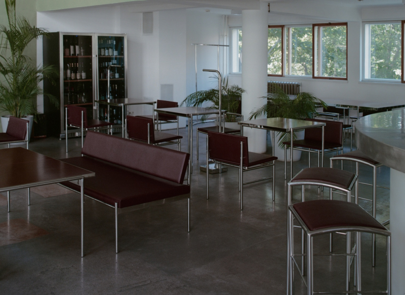 В кафе Дома Наркомфина появилась новая мебель