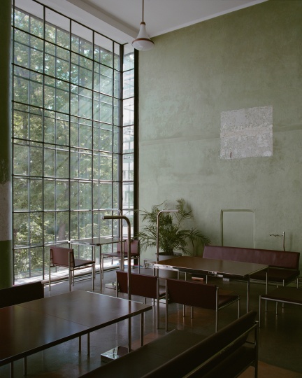 В кафе Дома Наркомфина появилась новая мебель