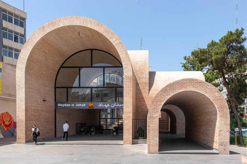 Вход в метро "Джахад Метро Плаза" в городе Тегеран, Иран