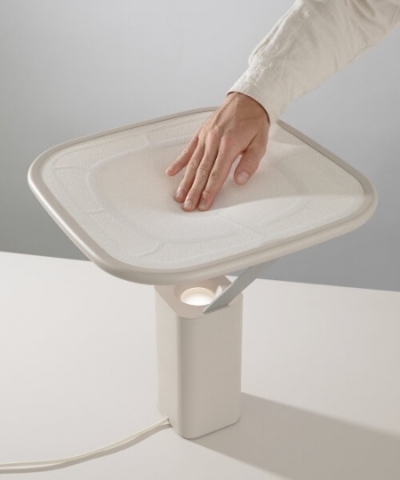 WINT Design Lab придумала лампу, яркость которой меняется за счет движения жидкого металла