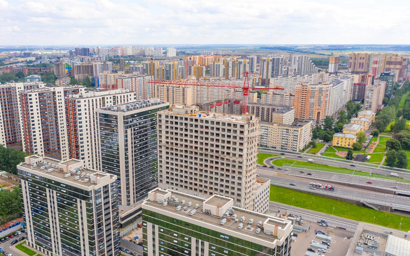 Запуски новых жилых проектов в России за год упали на 19%