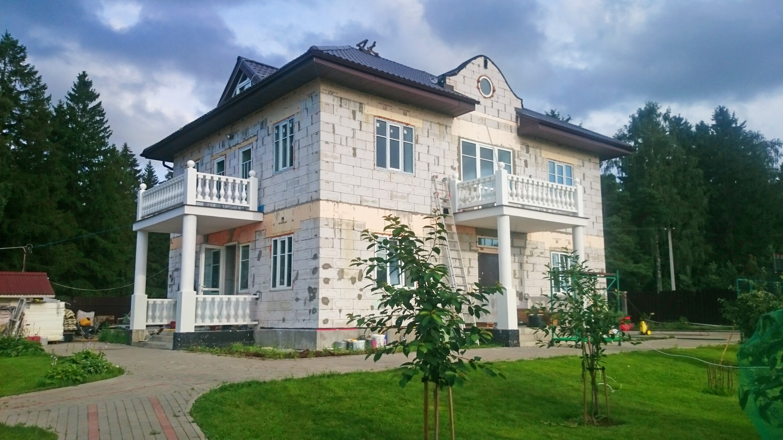 Дом из газобетона с применением специальной клеевой смеси